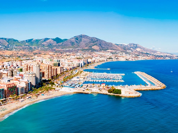 Urbanización con piscina en la Costa del Sol